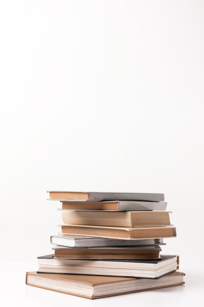 στοίβα διαφορετικών βιβλίων που απομονώνονται σε λευκό  - Φωτογραφία, εικόνα