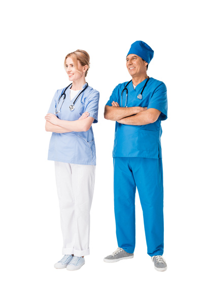Chirurg und Krankenschwester mit gefalteten Armen isoliert auf weiß - Foto, Bild