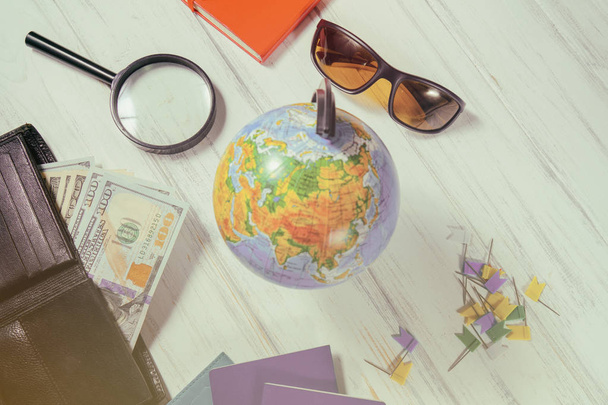 Travel concept. Globe, geld voorbereidingen voor een reis - Foto, afbeelding