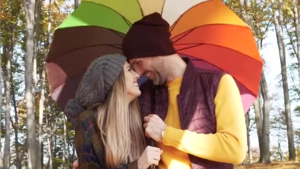 Affectionate para z parasolem w lesie - Materiał filmowy, wideo