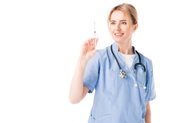 Enfermeira com estetoscópio verificando seringa isolada em branco
 - Foto, Imagem