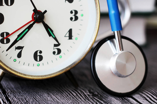 Lekarz zegar, zegarek i medyczny stetoskop - Zdjęcie, obraz
