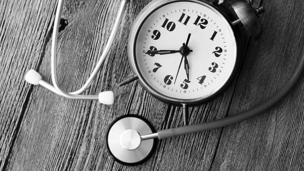 Relógio Doutor, relógio e estetoscópio médico
 - Foto, Imagem