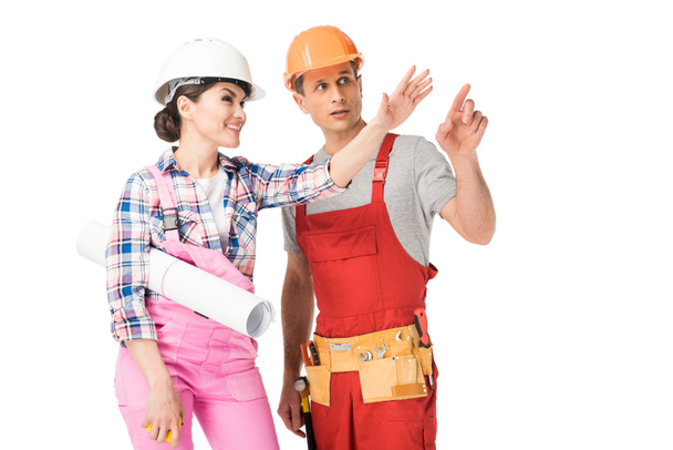 Professionelle Bauarbeiter Mann und Frau mit Blaupause und Lineal isoliert auf weiß - Foto, Bild