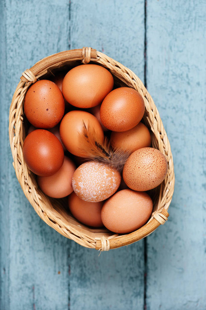 Hermosos huevos crudos en cesta
 - Foto, imagen