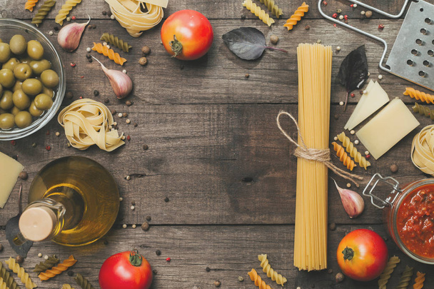 Fettuccine and spaghetti with ingredients for cooking pasta. Top - Foto, Bild