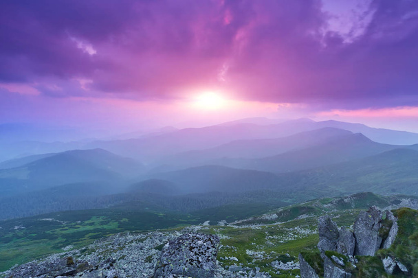 カルパティア山脈のカラフルな夏の夕日 - 写真・画像