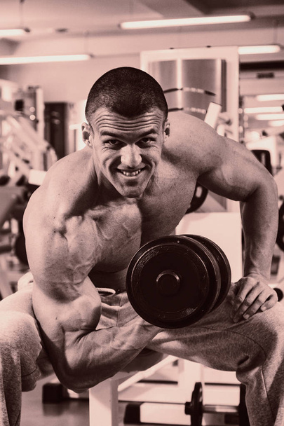 Corpo maschile muscolare. Risultato allenamenti bodybuilding
 - Foto, immagini