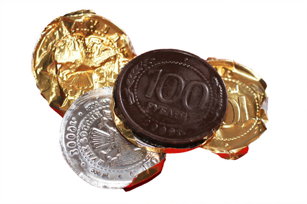 Monedas de chocolate rusas aisladas sobre fondo blanco
 - Foto, imagen