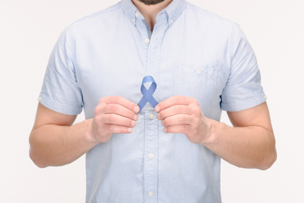 vue partielle de l'homme avec ruban de sensibilisation bleu isolé sur blanc, concept de cancer du côlon
 - Photo, image