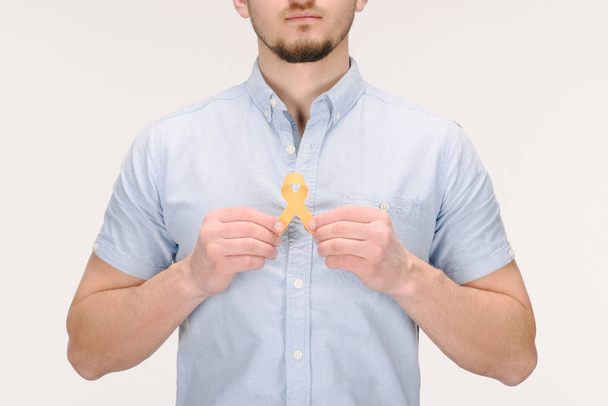 vista parziale dell'uomo con nastro giallo isolato sul bianco, concetto giornata mondiale della salute
 - Foto, immagini