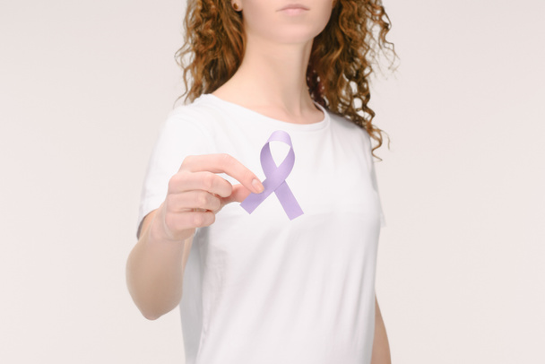 inyección recortada de la mujer que muestra cinta de conciencia púrpura para la conciencia general del cáncer, conciencia del lupus, sobredosis de drogas, símbolo de violencia doméstica en la mano aislado en blanco
 - Foto, Imagen