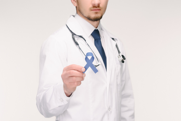 обрезанный снимок врача со стетоскопом, показывающий голубую ленту, изолированную на белой концепции рака простаты
 - Фото, изображение
