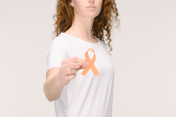 Colpo ritagliato di donna che mostra leucemia, cancro ai reni, sclerosi multipla RSD nastro consapevolezza in mano isolato su bianco
 - Foto, immagini