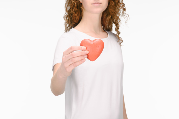 visão parcial da mulher segurando coração vermelho isolado em branco, conceito de dia de saúde mundial
 - Foto, Imagem