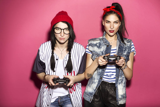 Two caucasian brunette hipster woman in casual stylish outfit ha - Foto, Imagem