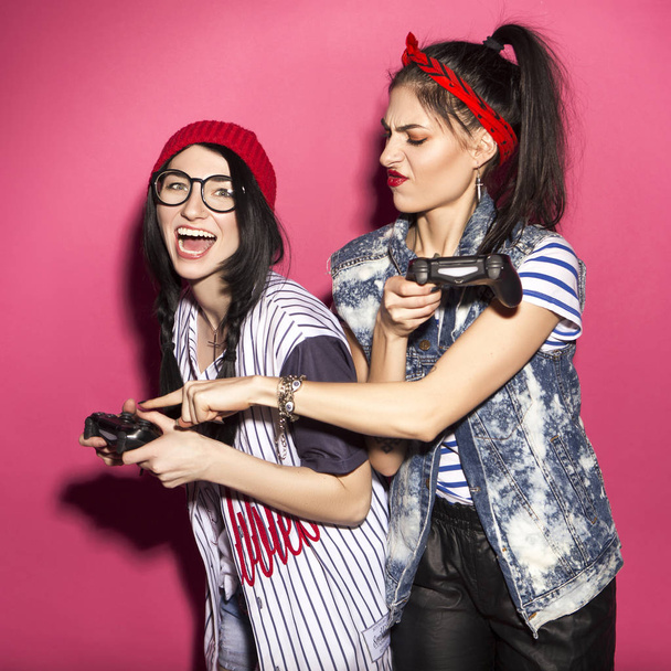 deux caucasien brunette hipster femme dans casual élégant tenue ha
 - Photo, image