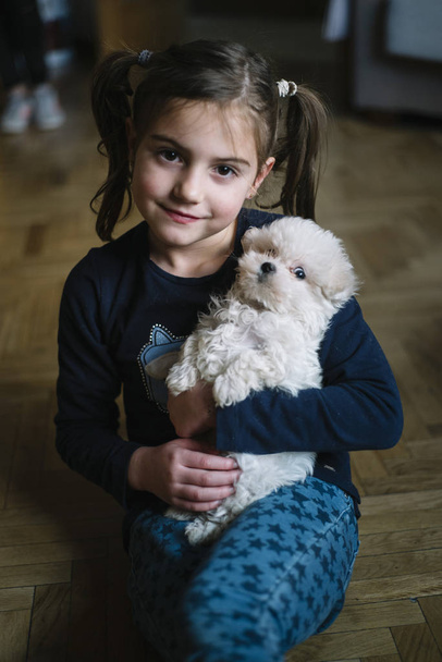 bambino sdraiato con cane bianco
 - Foto, immagini