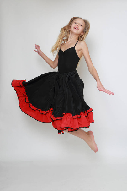 Studio image of flamenco dancer is jumping/Dancer in motion - Foto, afbeelding
