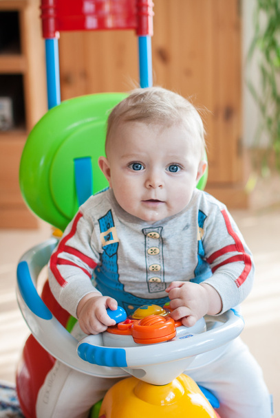 Little baby boy in blue big toy car indoor - Foto, Imagem