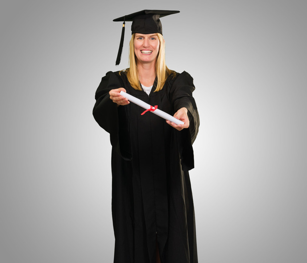 Щаслива випускниця, що показує сертифікат
 - Фото, зображення