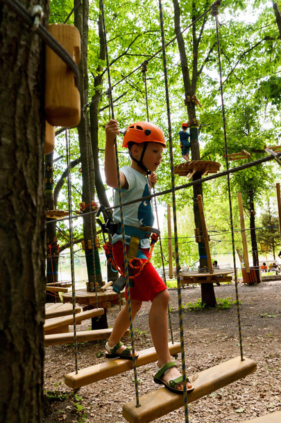 Aktivní dětské rekreace. Horolezecké lano park - Fotografie, Obrázek