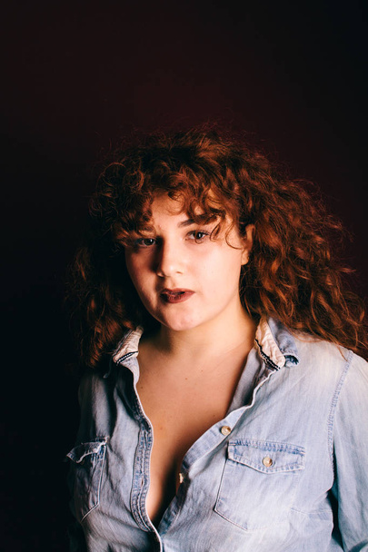 Kıvırcık kırmızı saçlı güzel bir kız portresi - Fotoğraf, Görsel