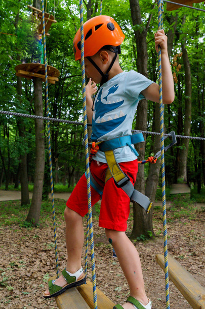 Active children's recreation. Climbing the rope park - Zdjęcie, obraz