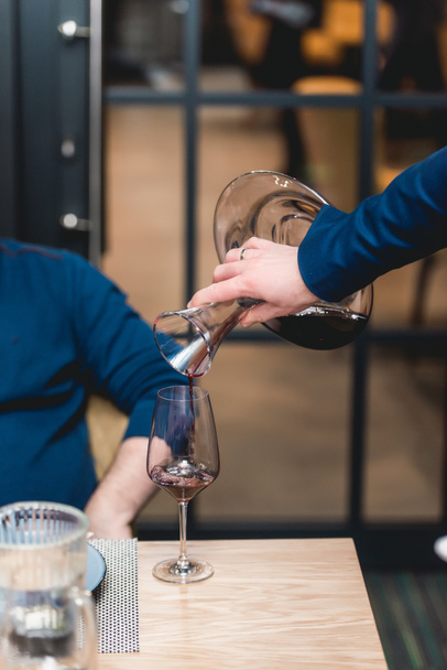 sommelier kaatamalla samppanjaa lasiin viinin maistelua
 - Valokuva, kuva