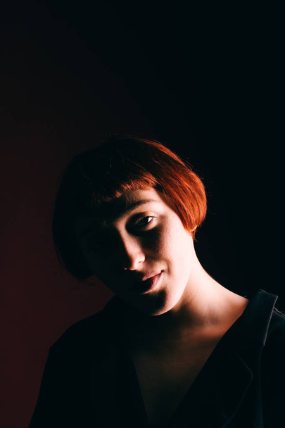 Mooi meisje freak met rood haar en een korte kapsel - Foto, afbeelding