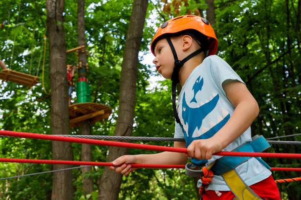 Active children's recreation. Climbing the rope park - Foto, imagen