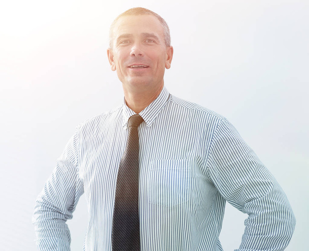 Closeup portret van vertrouwen zakenman in overhemd en stropdas - Foto, afbeelding