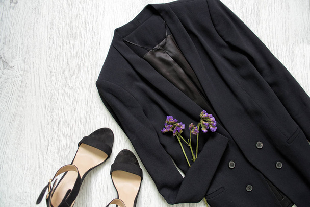 Musta takki, kengät ja villikukat. Muodikas käsite
 - Valokuva, kuva