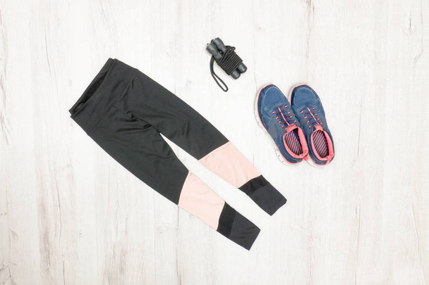 Spor pantolon, spor ayakkabı ve ip atlama. Moda spor kavramı - Fotoğraf, Görsel