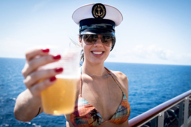 Mulher bebendo cerveja no navio de cruzeiro
 - Foto, Imagem