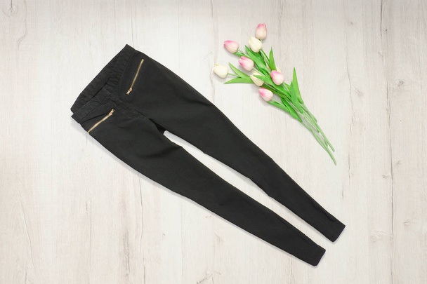 Černé kalhoty a kytice z tulipánů. Módní pojem - Fotografie, Obrázek