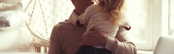 Baba ya da baba ve bebek kızı odasında sarılma - Fotoğraf, Görsel