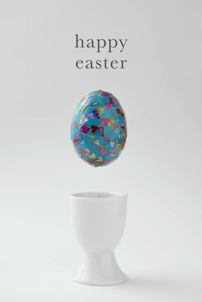 huevo decorado casero y texto feliz Pascua
 - Foto, imagen