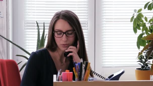 eine junge lächelnde Geschäftsfrau telefoniert - Filmmaterial, Video