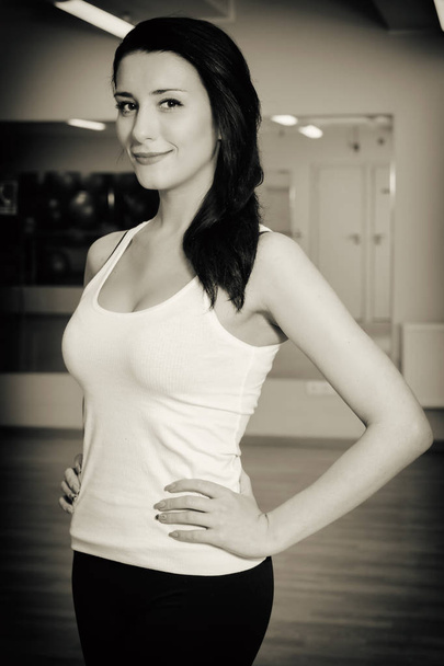 Hermosa chica bailando en el gimnasio
 - Foto, Imagen