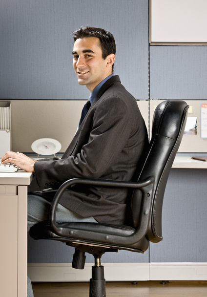 Homme d'affaires tapant sur l'ordinateur au bureau
 - Photo, image