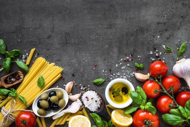 Italské Potraviny pozadí na černém kamenném stole. Horní pohled. - Fotografie, Obrázek