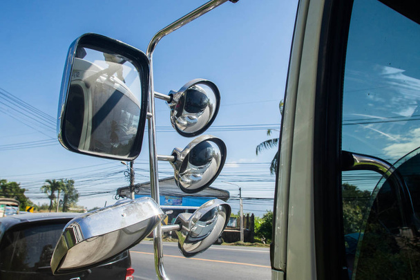 Много зеркала грузовика
 - Фото, изображение