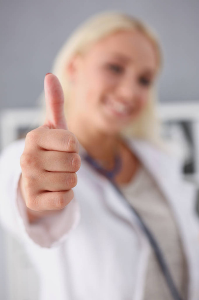 Krásný usměvavý lékařka ukazuje Ok - Fotografie, Obrázek