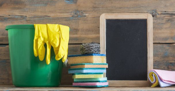 λαστιχένια γάντια βούρτσα ξεσκονόπανο και προϊόντα καθαρισμού - Φωτογραφία, εικόνα