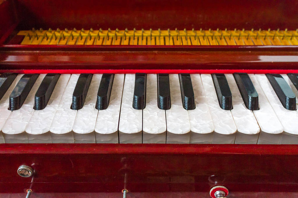 Claves de detalle del instrumento de armonio
 - Foto, imagen