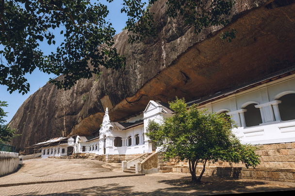 vue panoramique du bâtiment avec montagne derrière à dambulla, sri lanka
 - Photo, image