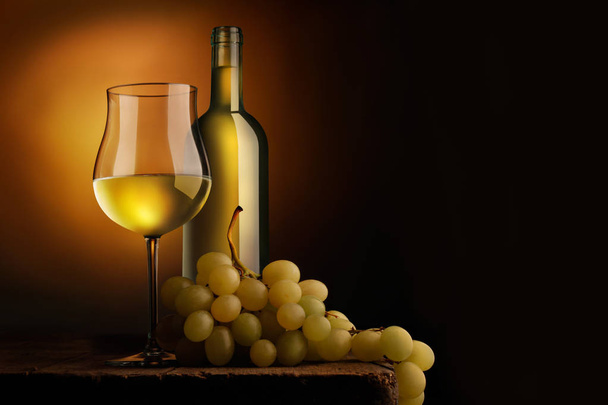 czara białego wina z butelki i kiść winogron - Zdjęcie, obraz