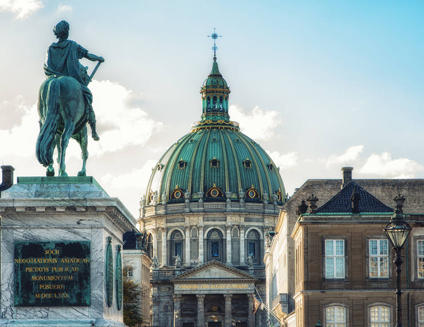Statue de Frédéric V au centre de la place du Palais Amalienborg
 - Photo, image