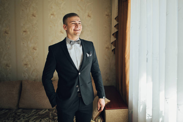 Smiling groom posing at camera before wedding ceremony - Fotografie, Obrázek